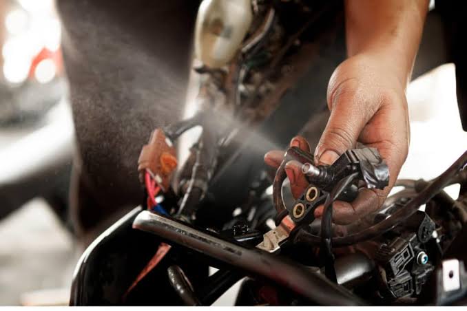 Mechanic cleaning fuel injection components